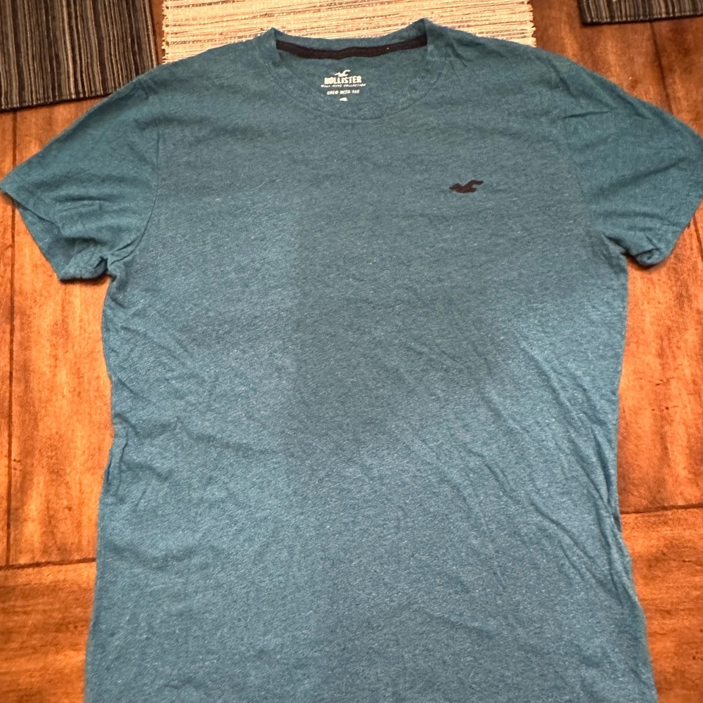 Hollister t-shirt